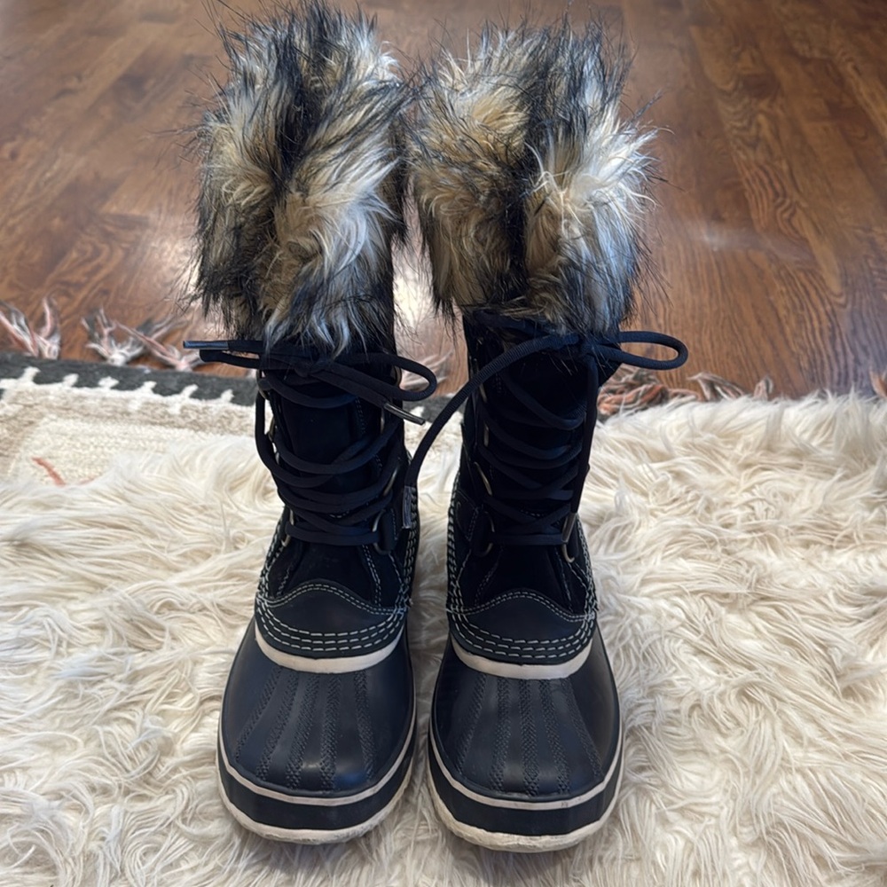 Worn once!  Sorel Joan of Artic Black waterproof snow boots, size 7.5